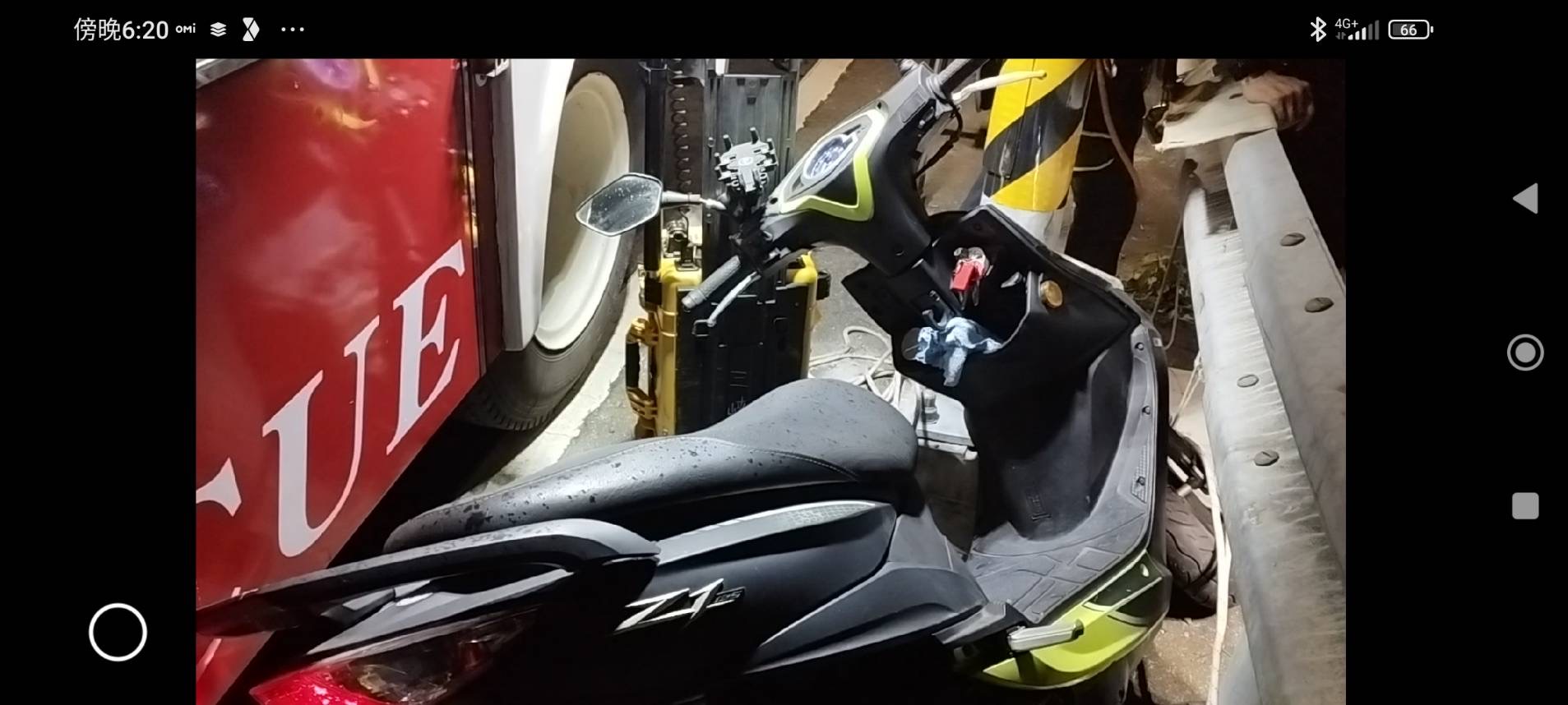 車禍現場自撞後死者的機車。(記者施立偉攝)