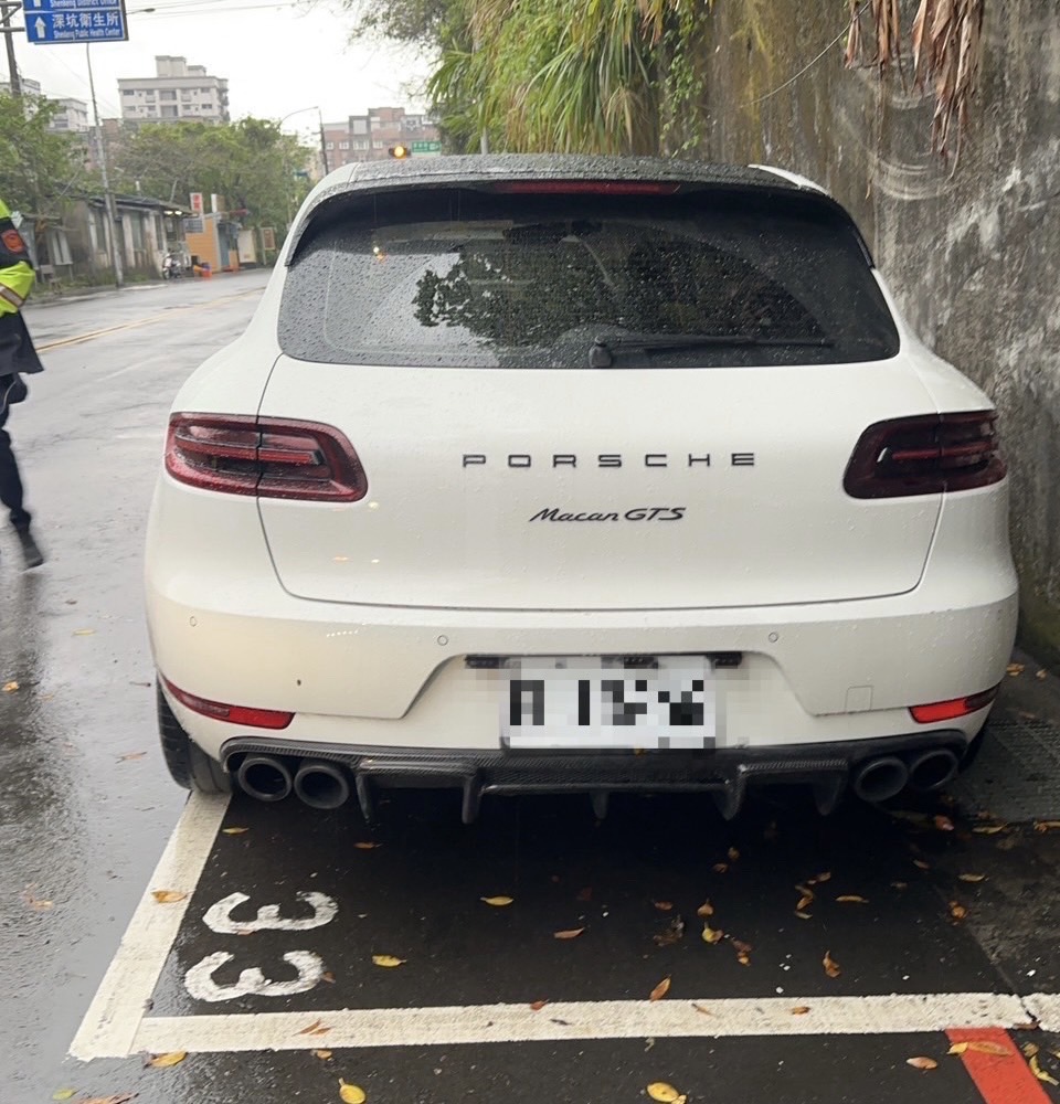 深坑區北深路一段尋獲的作案車輛。(記者徐煜勝翻攝)