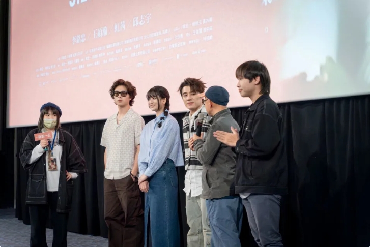 《(真)新的一天》導演陳宏一率演員群出席高雄首映。(圖:海鵬提供)