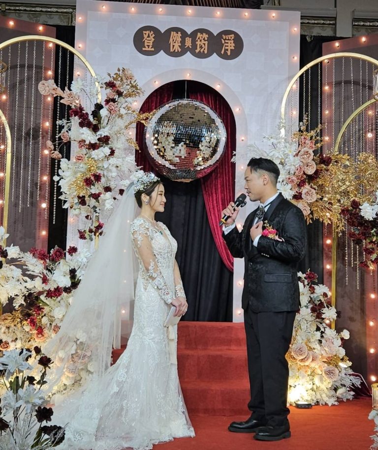 新郎游登傑向新娘邱筠淨宣讀結婚誓詞。（記者 趙靜姸攝）