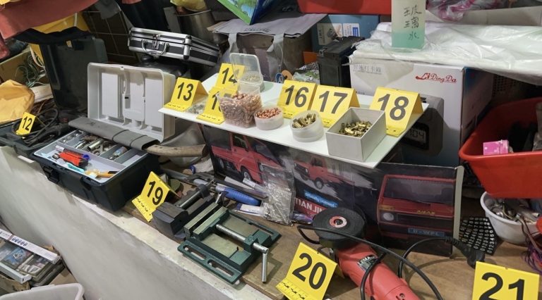 專案小組查扣吳嫌近百發改造子彈證物。(圖/記者 張泓笙翻攝)