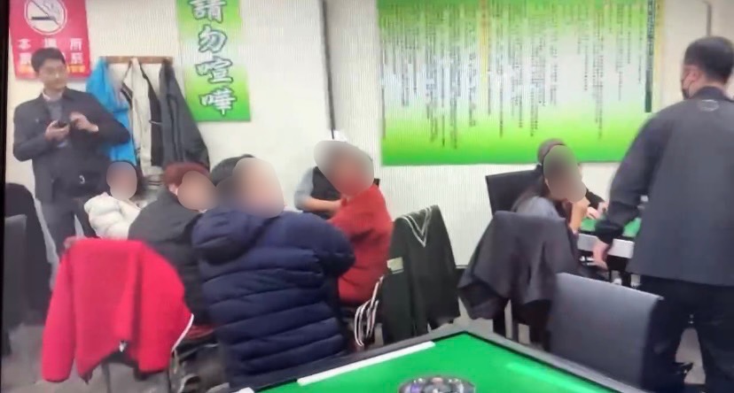 基警成功破獲仁愛區,棋牌社非法賭博現場查獲30多名賭客。(記者薛秀蓮翻攝)