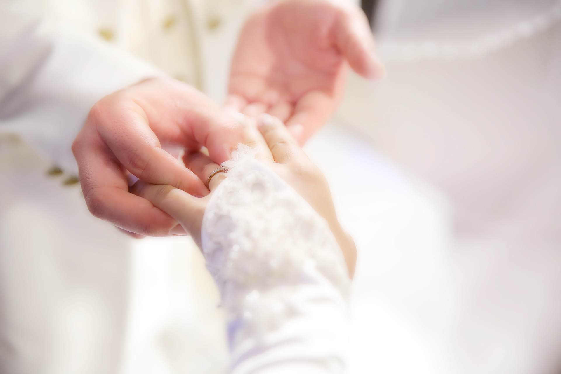 近年來新人選擇公證結婚,將婚禮預算轉而選購保值的鑽戒,已漸成為一種趨勢。(圖/ALUXE亞立詩提供)
