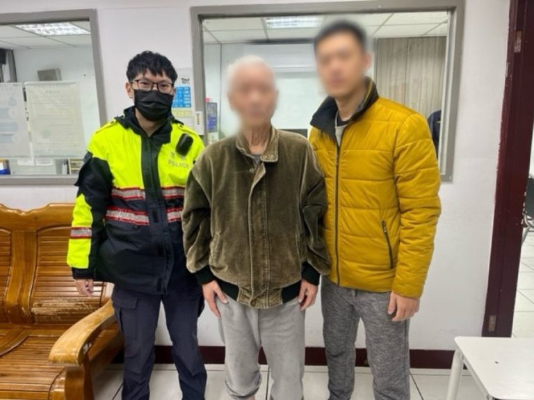 萬華青年所警員吳懿修將老翁帶返所休息後，再親自協助黃姓老翁聯繫家人助其順返家。（圖/記者 張泓笙翻攝）