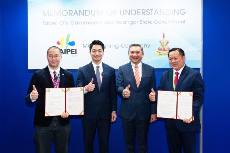 臺北市與馬來西亞雪蘭莪州簽署合作備忘錄，蔣萬安市長與雪州行政議員黃思漢共同見證，期待進一步深化雙方交流合作。(圖/台北市政府提供)