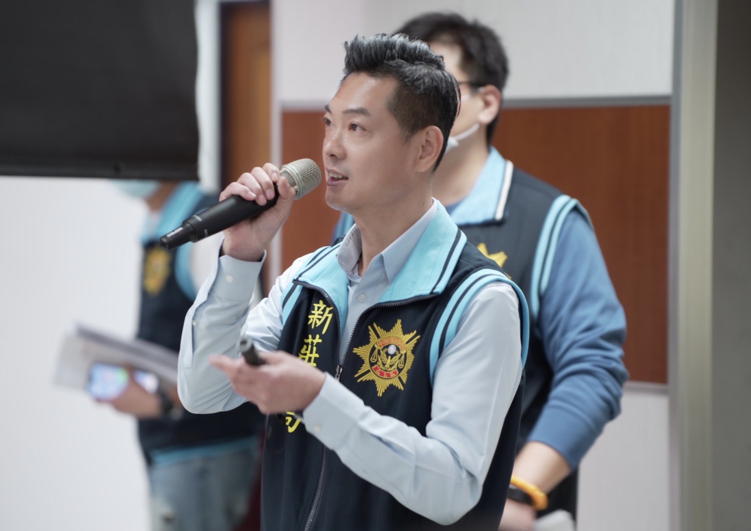 偵查隊長徐子胤講解投資詐騙手法。(記者徐煜勝翻攝)