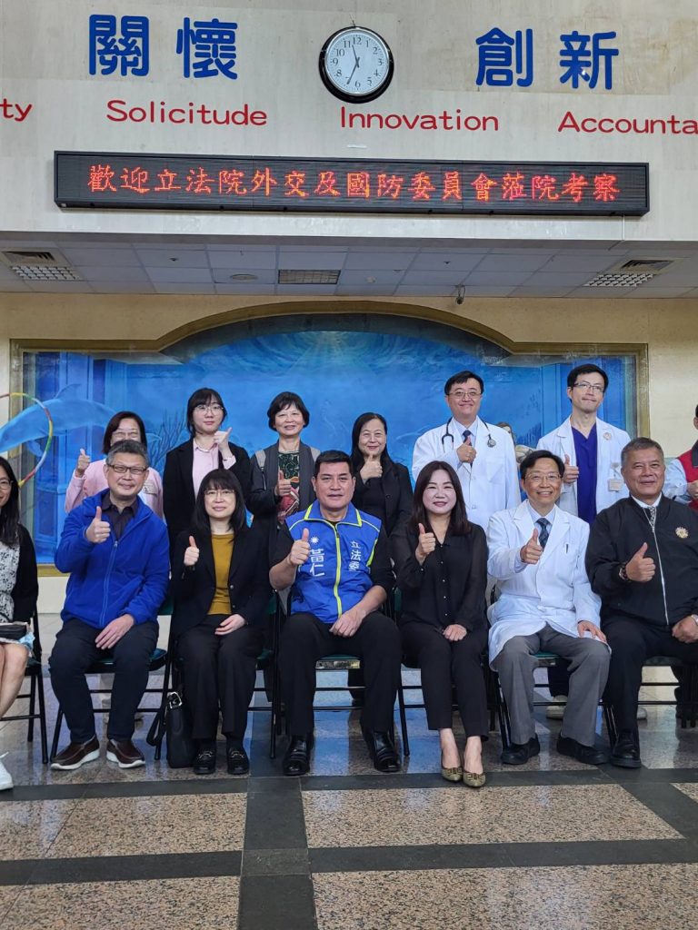 黃仁委員和中榮埔里分院徐慰慈院長和國軍退除役官兵輔導委員會副主委吳志揚等人大合照。(圖／黃仁國會辦公室提供)