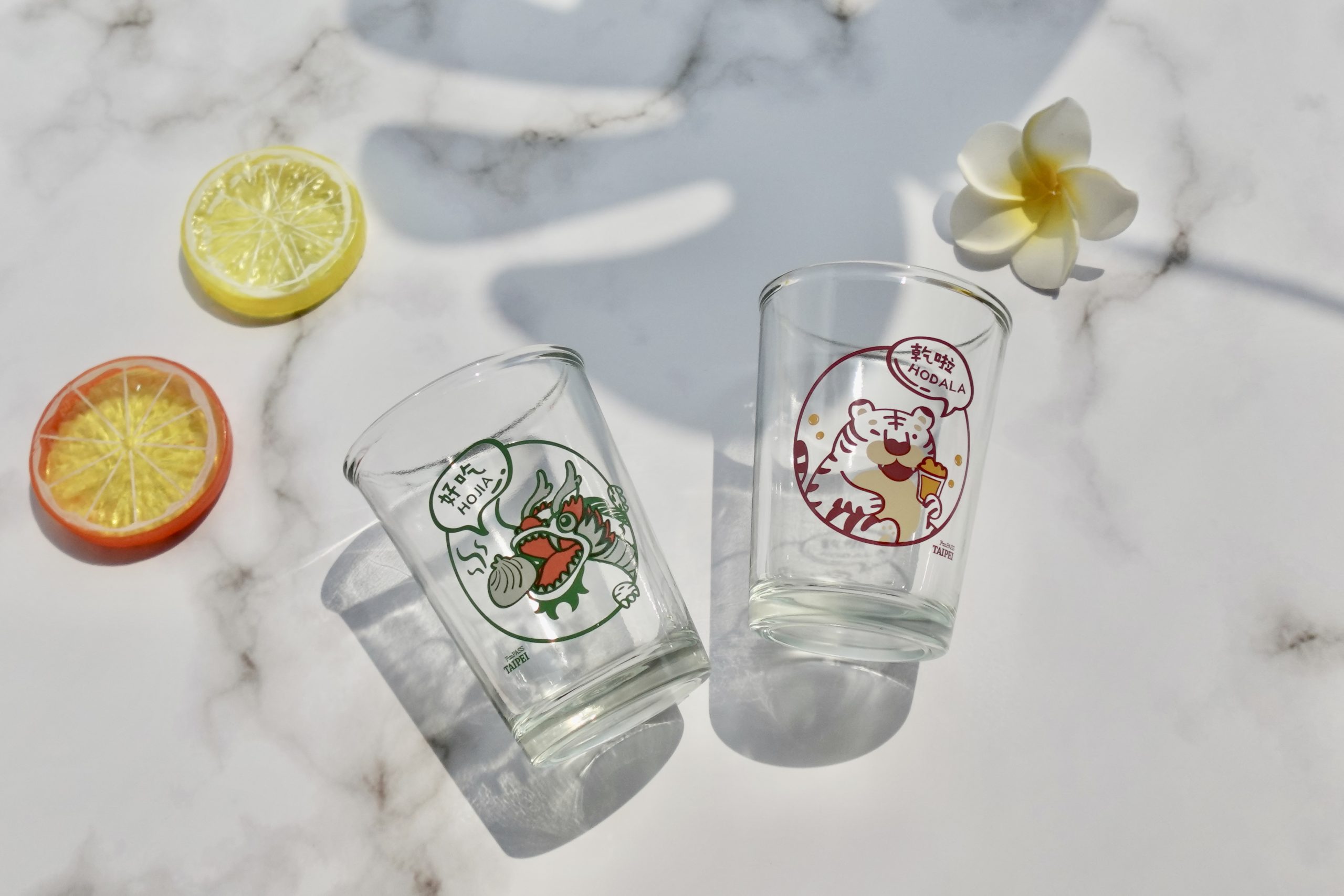 限量獨家紀念品「台灣龍虎夜市杯」設計英文字的諧音龍好吃「LONG HO JIA」與虎乾啦。(圖/觀傳局提供)