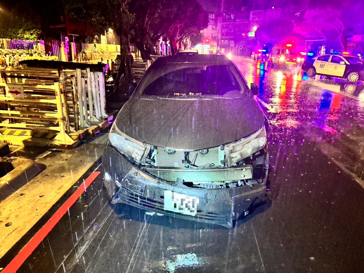 涉嫌人丟在寶橋路現場的車輛。(記者徐煜勝翻攝)