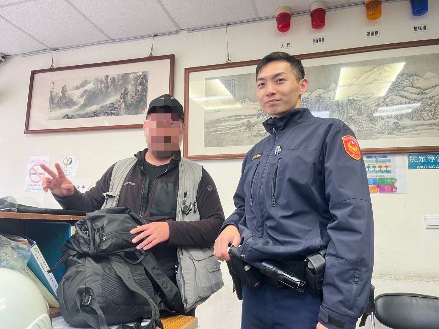 日籍男子對於警方迅速為其尋回包包表示讚嘆不已。(記者 張艷君翻攝)