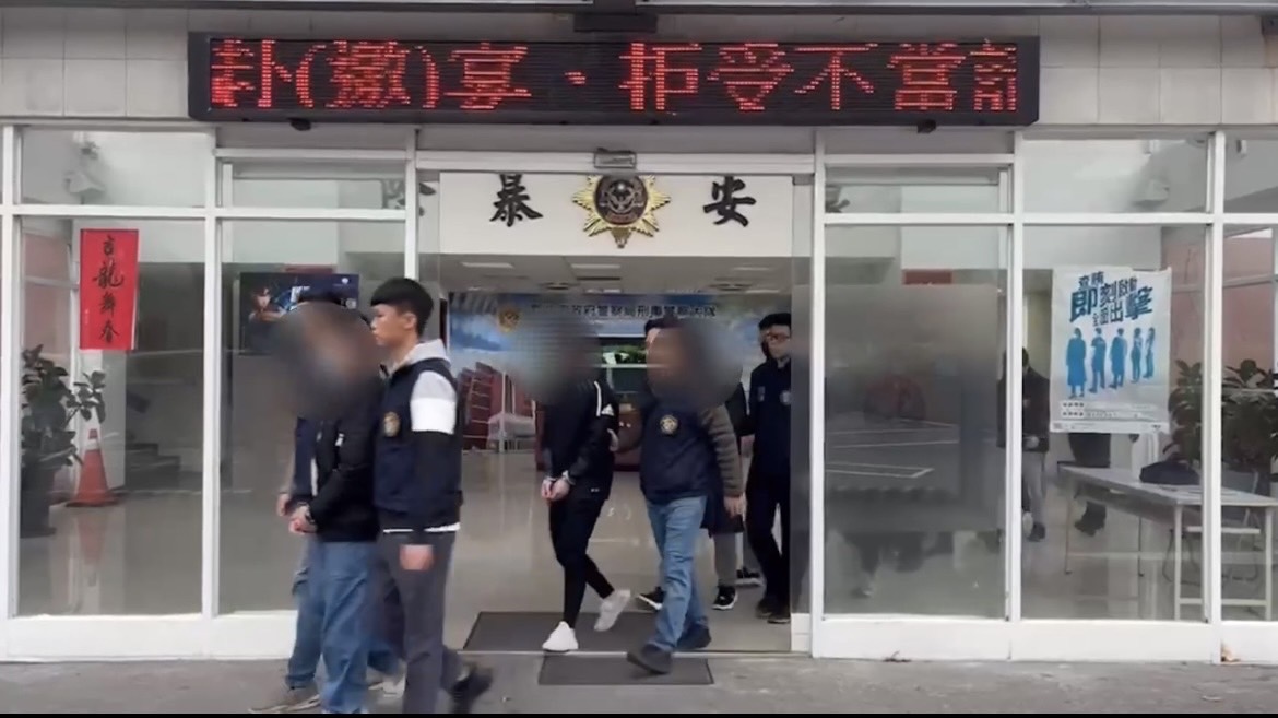 專案小組再逮捕14名犯嫌到案。(記者徐煜勝翻攝)