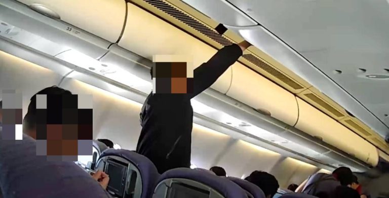 韓嫌在機上整理包包藉機偷天換日。(記者徐煜勝翻攝)