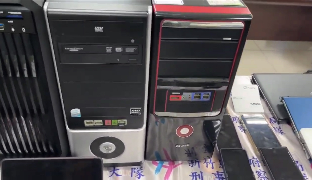 警方查扣電腦手機等相關證物。(記者徐煜勝翻攝)