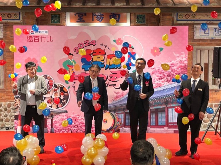 竹北遠東百貨陳佑任協理(左二) 邀貴賓們刺破彩球，為春之季韓國特產展帶來亮麗業績。(圖/記者黃溎芬翻攝)