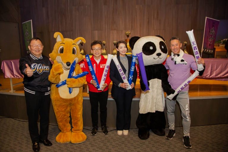 新竹市長高虹安偕同立委鄭正鈐,見證梅竹精神,與兩校的吉祥物合影。(圖/記者林照東翻攝)