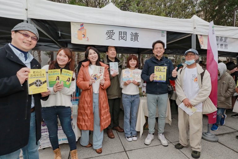 副市長邱臣遠（右二）與參展書攤合影，希望大家一起愛閱讀。（圖/記者黃溎芬翻攝）