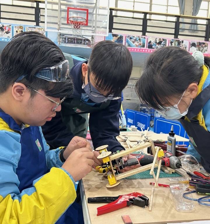 參賽隊伍三人一組,考驗團隊合作精神及默契,小賽手們卯足全力。(圖/記者黃溎芬翻攝)
