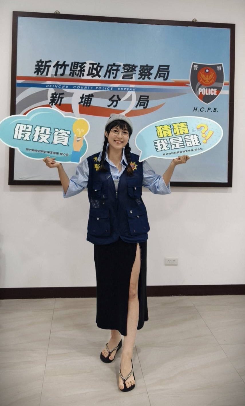 新埔分局特別邀請網紅「QQ姐姐」擔任竹縣打詐隊的「反詐大使」。(圖/記者林照東翻攝)