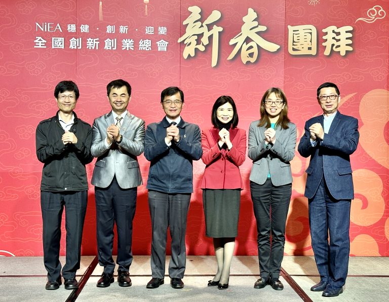 陳麗如總會長（右三），新創企業署何晉滄署長（左三）、數位發展部數位產業署胡貝蒂副署長一同跟大家拜年。（圖/記者林照東攝）