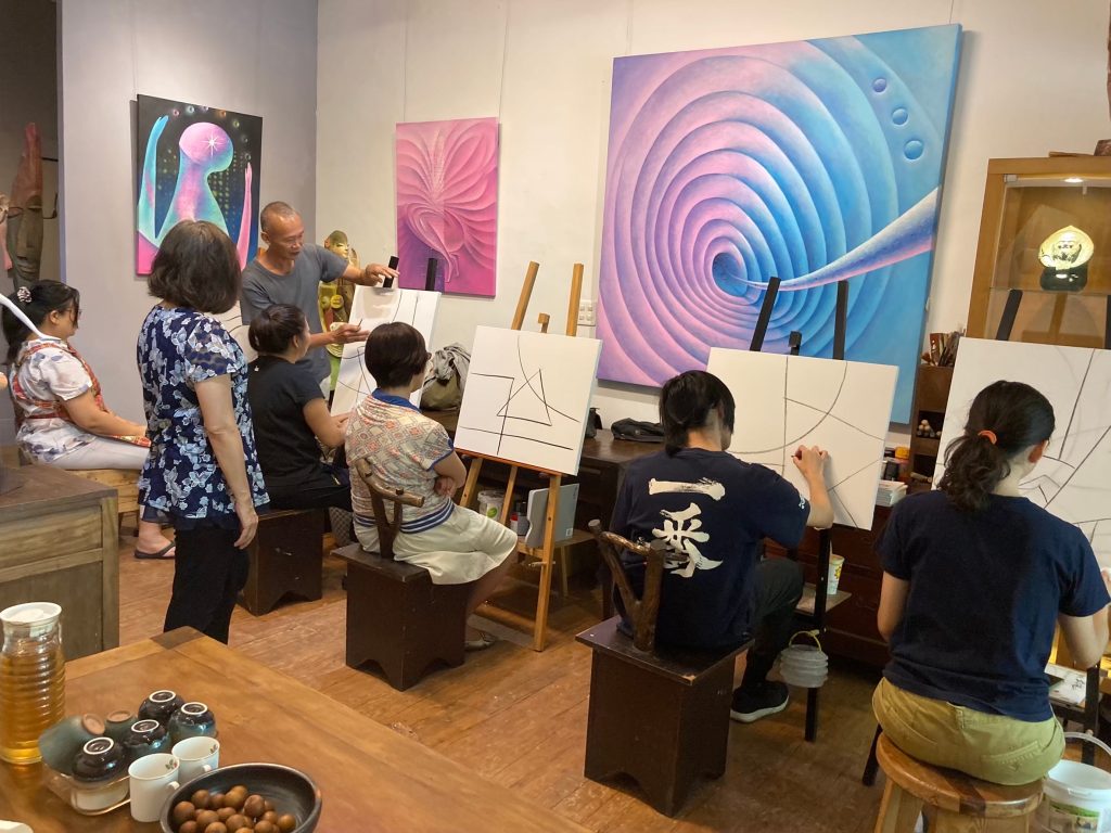 莊志輝畫室氛圍,教學獨樹一格。(圖/記者黃溎芬翻攝)