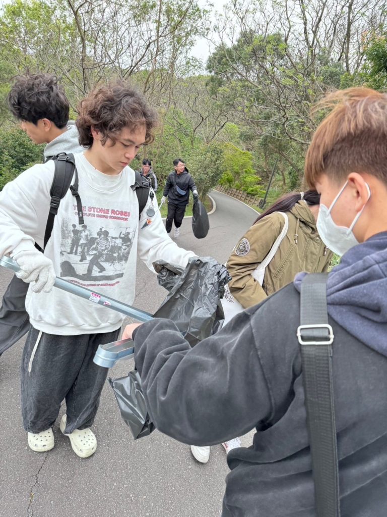 青年志工於青青草原進行環保淨山活動服務學習。(圖/記者林照東攝)