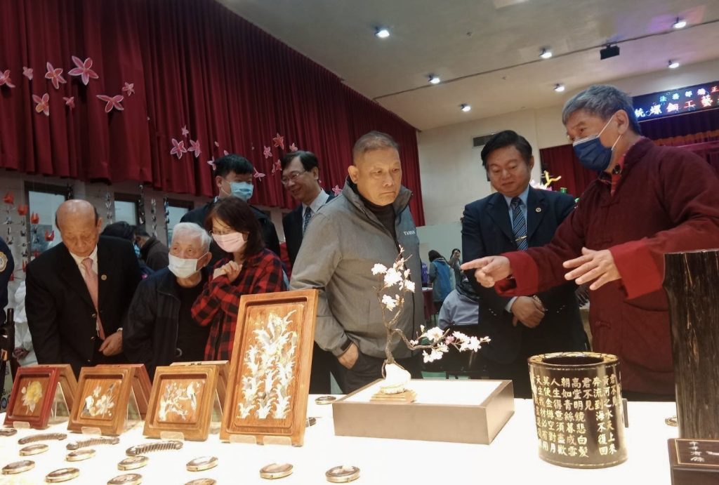 國寶級螺鈿工藝師陳甫強(右)介紹師生展作,傳承工藝教化不遺餘力。(圖/記者黃溎芬攝影)