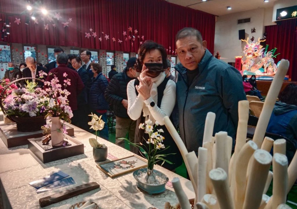新竹監獄邀請張秀美老師開班授徒及展作,深盼即將失傳的蓪草工藝能後繼有傳人。(圖/記者黃溎芬攝影)