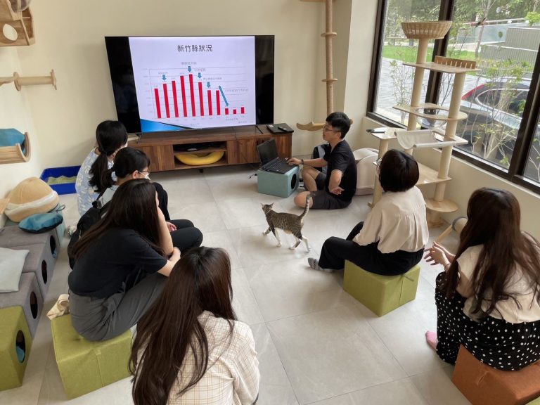 竹縣動保教育園區預約專人導覽 與貓狗互動學習生命教育。（圖/記者林照東翻攝）