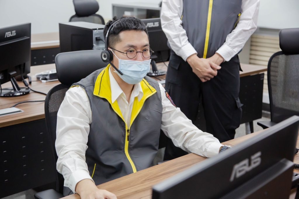 消防局執勤員測試備援中心所有線路、無線電功能皆運作正常,與主中心無異。(圖/記者林照東翻攝)