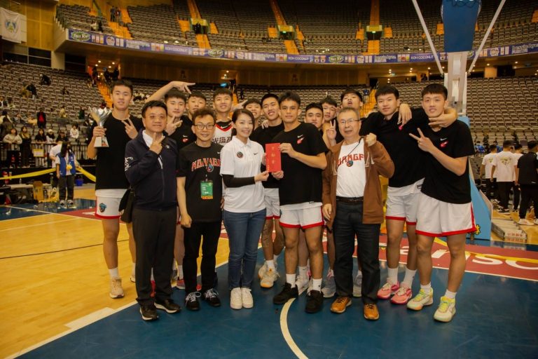 高市長頒發球隊慶功金勉勵球員。（圖/記者林照東翻攝）