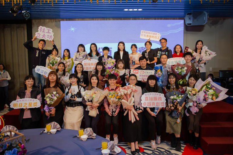 市長高虹安、社會處長黃佳婷與全體受獎社工合照。（圖/記者林照東翻攝）