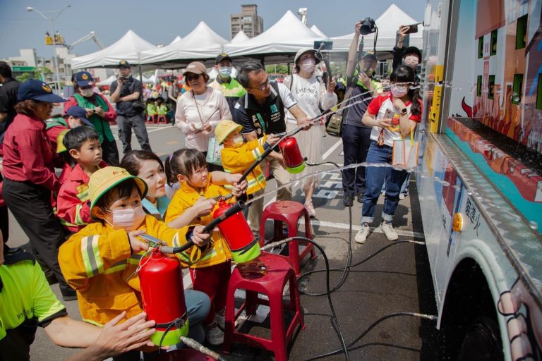 新竹市幼兒園消防體驗登場，防災教育向下紮根。（圖/記者黃溎芬翻攝）