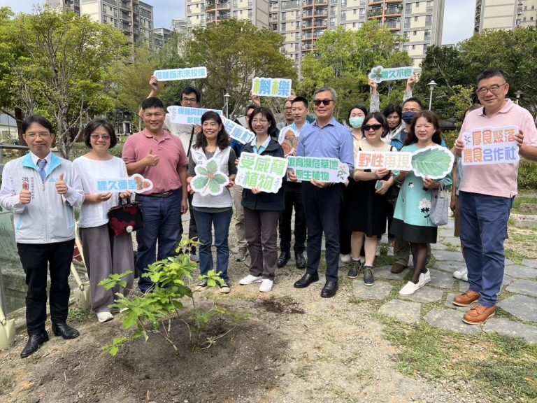 新竹市將軍村復育瀕危植物槲櫟活動大合照。（圖/記者黃溎芬翻攝）