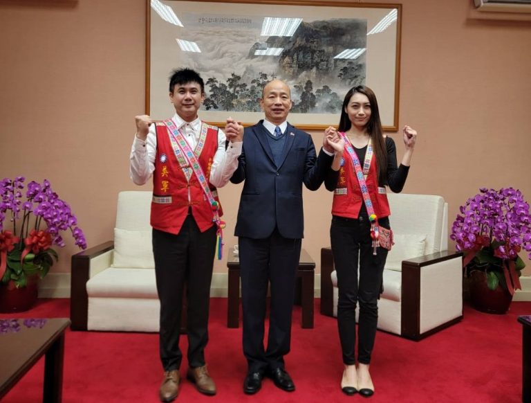 平地原住民導演吳軍(右)獲得立法院長韓國瑜(中)高度肯定，表態唯一支持，希望原住民鄉親在4/13投票日用選票給予支持。(記者包克明 翻攝)