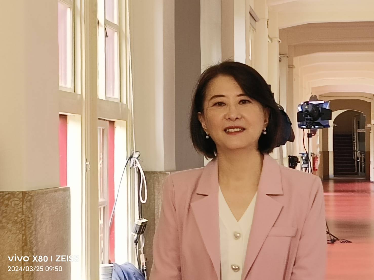 王鴻薇說,吳思瑤跟涉嫌詐騙集團首謀慶功。要受害者情何以堪?(記者包克明 攝)