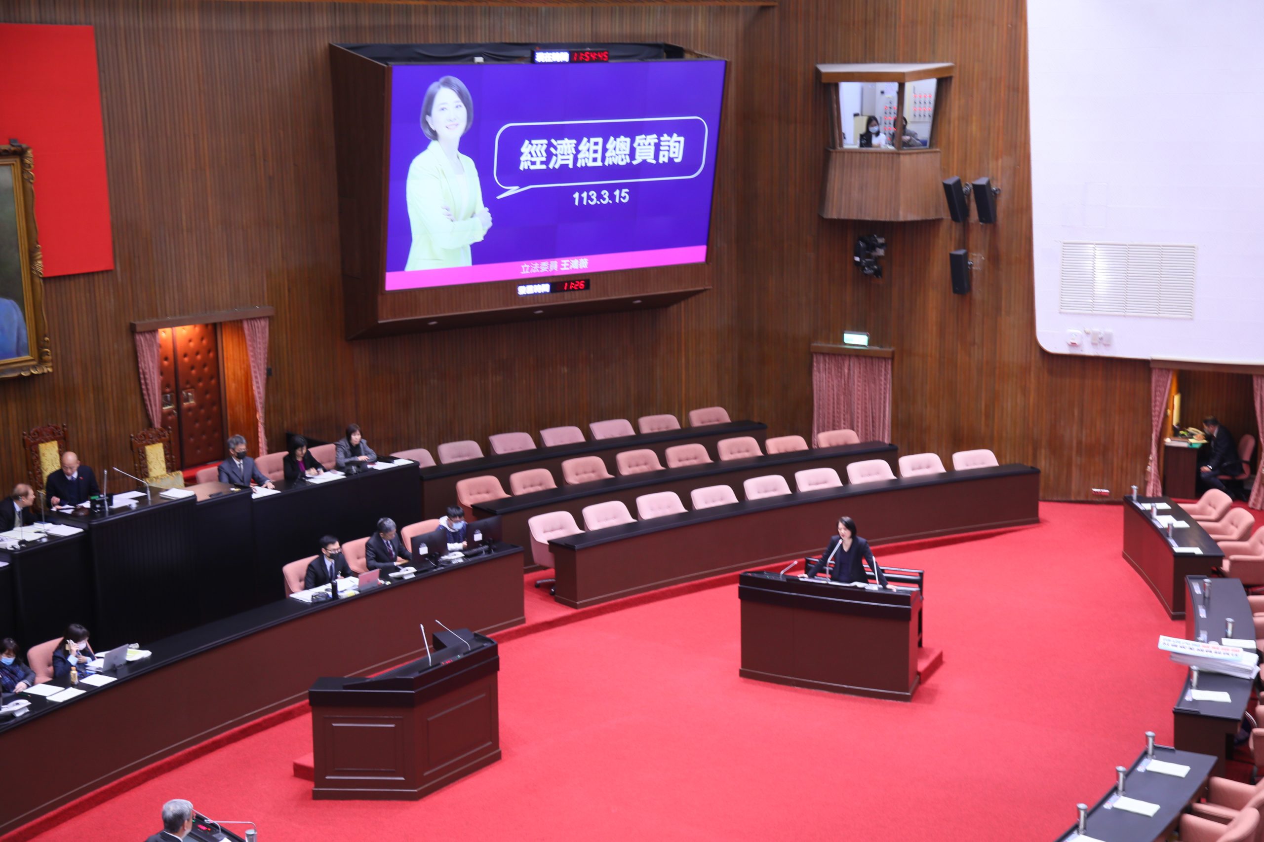 王鴻薇指出,中油發過新聞稿,隨著國際油價、天然氣價格走緩,預估中油今年可望轉虧為盈。(記者 包克明攝)