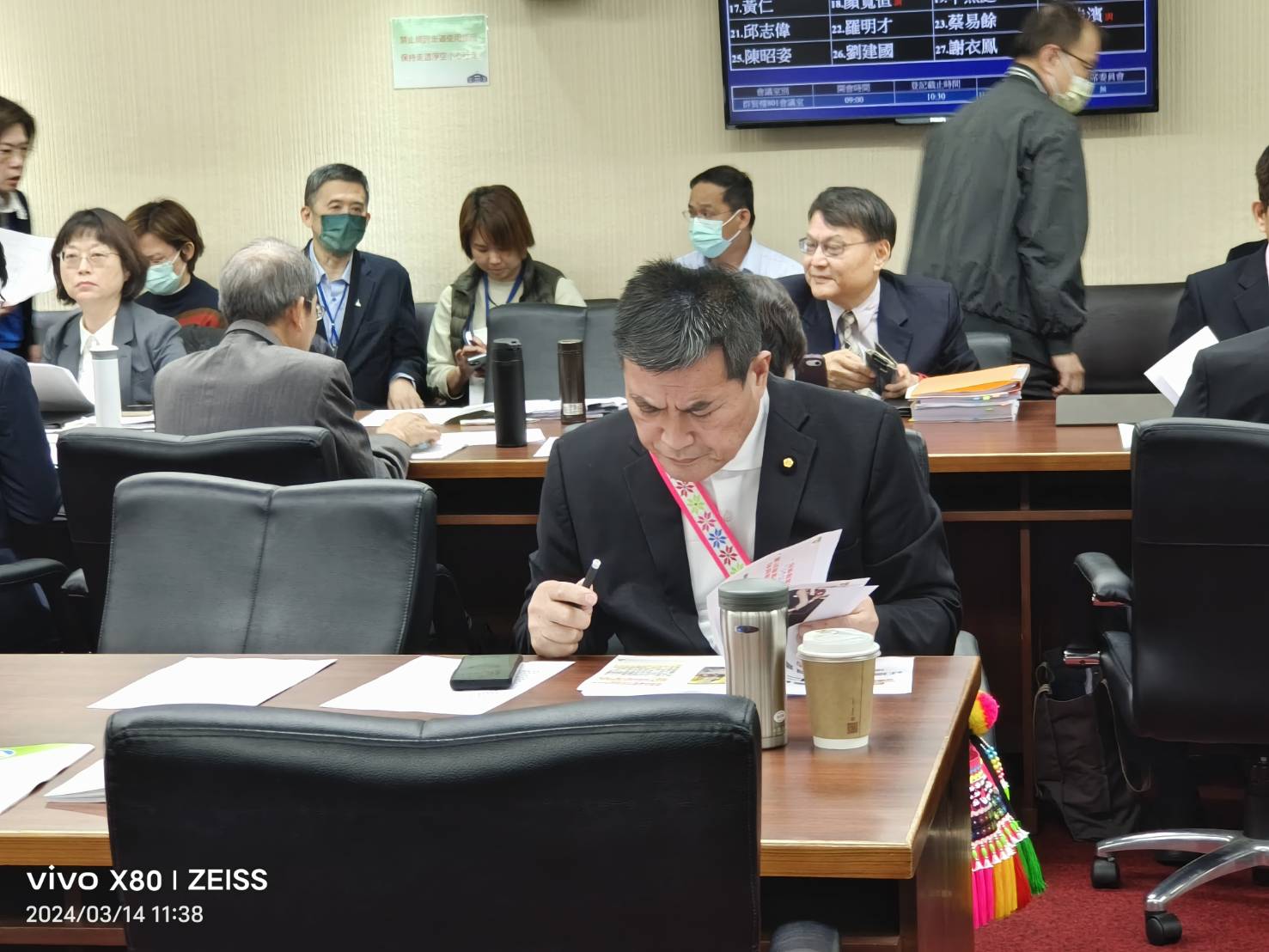 黃仁提前到場為質詢案做好功課,研讀熟悉立院議事規則與質詢議案。(本報資料照片)