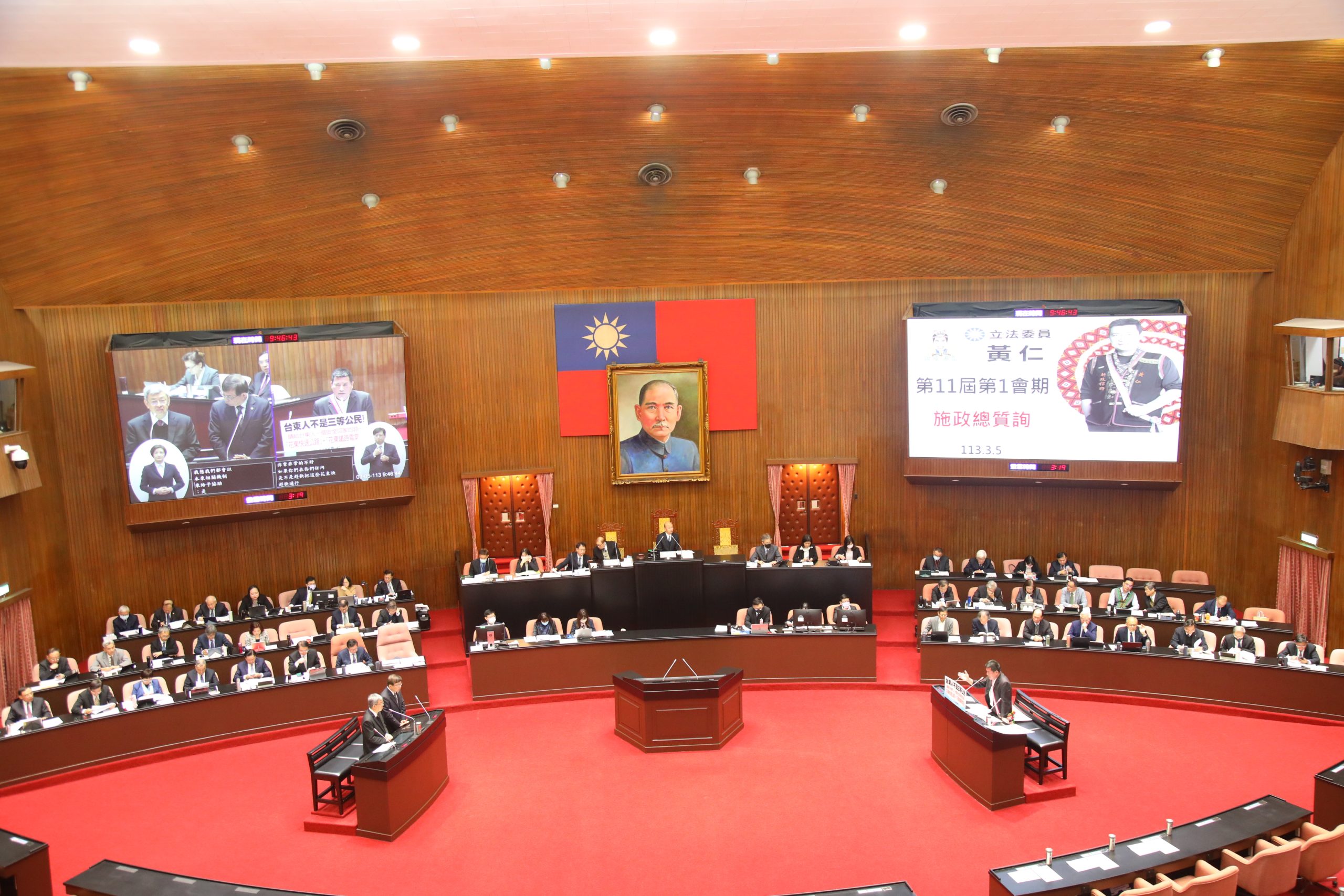 新科立委黃仁在立院總質詢時為原住民發聲,向行政院長陳建仁及原委會主委夷將·拔路兒要求重視改善原住民長期遭受漢人歧視及不公平對待的現象。(記者 包克明攝)