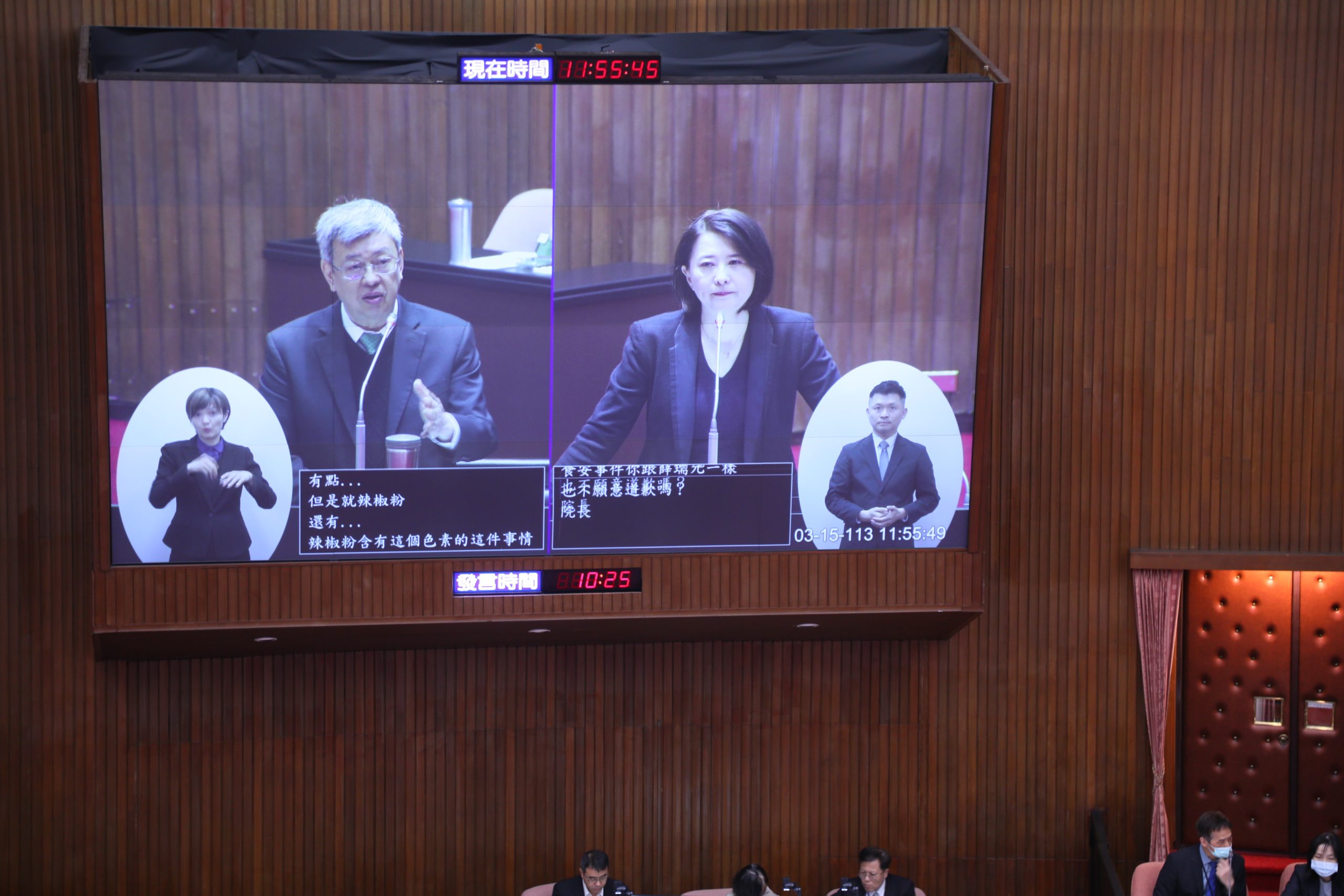 行政院長陳建仁在王鴻薇質詢時,就蘇丹紅事件公開道歉。(記者 包克明攝)