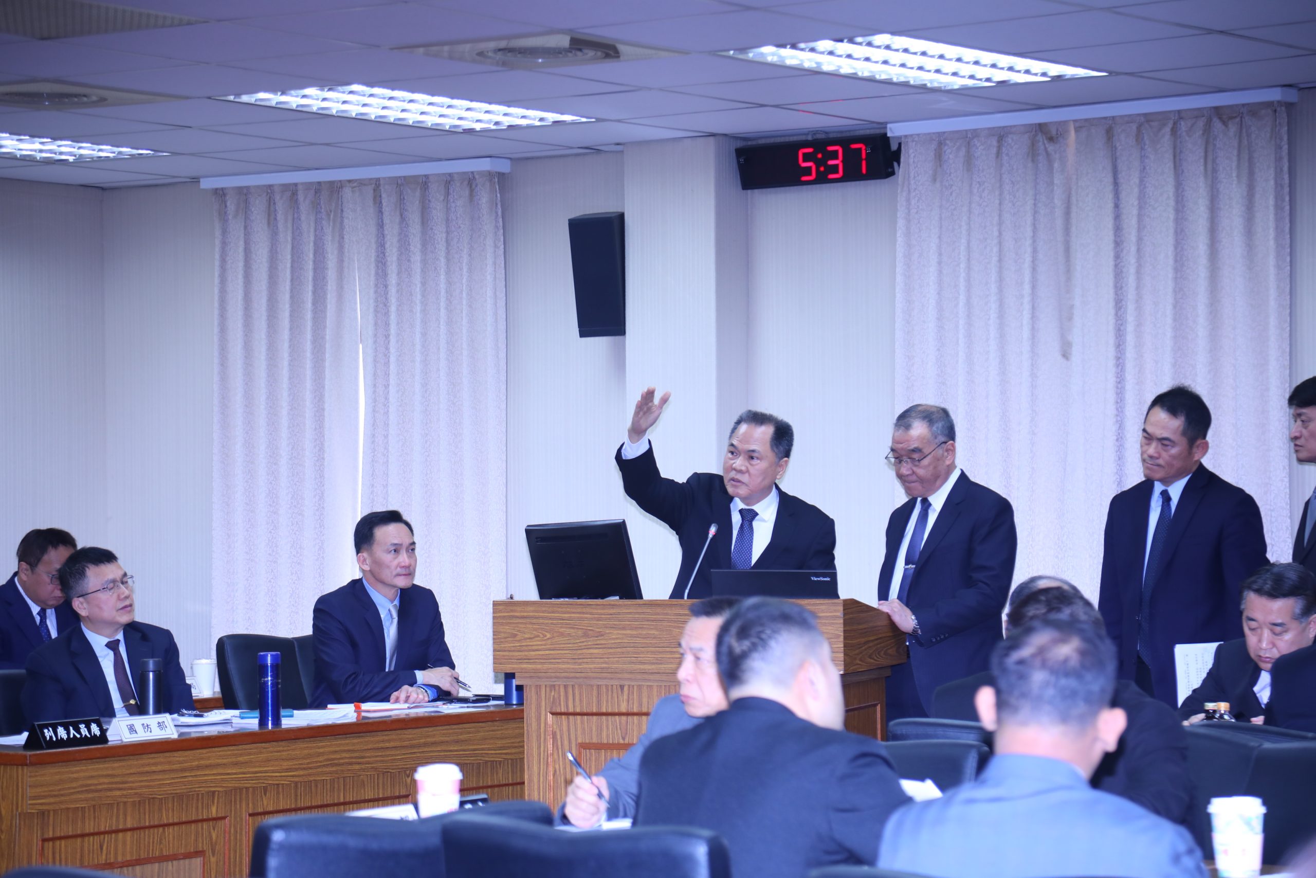 海洋委員會政務副主委兼任海巡署長周美伍陪同國防部長邱國正一同答詢。(記者 包克明攝)
