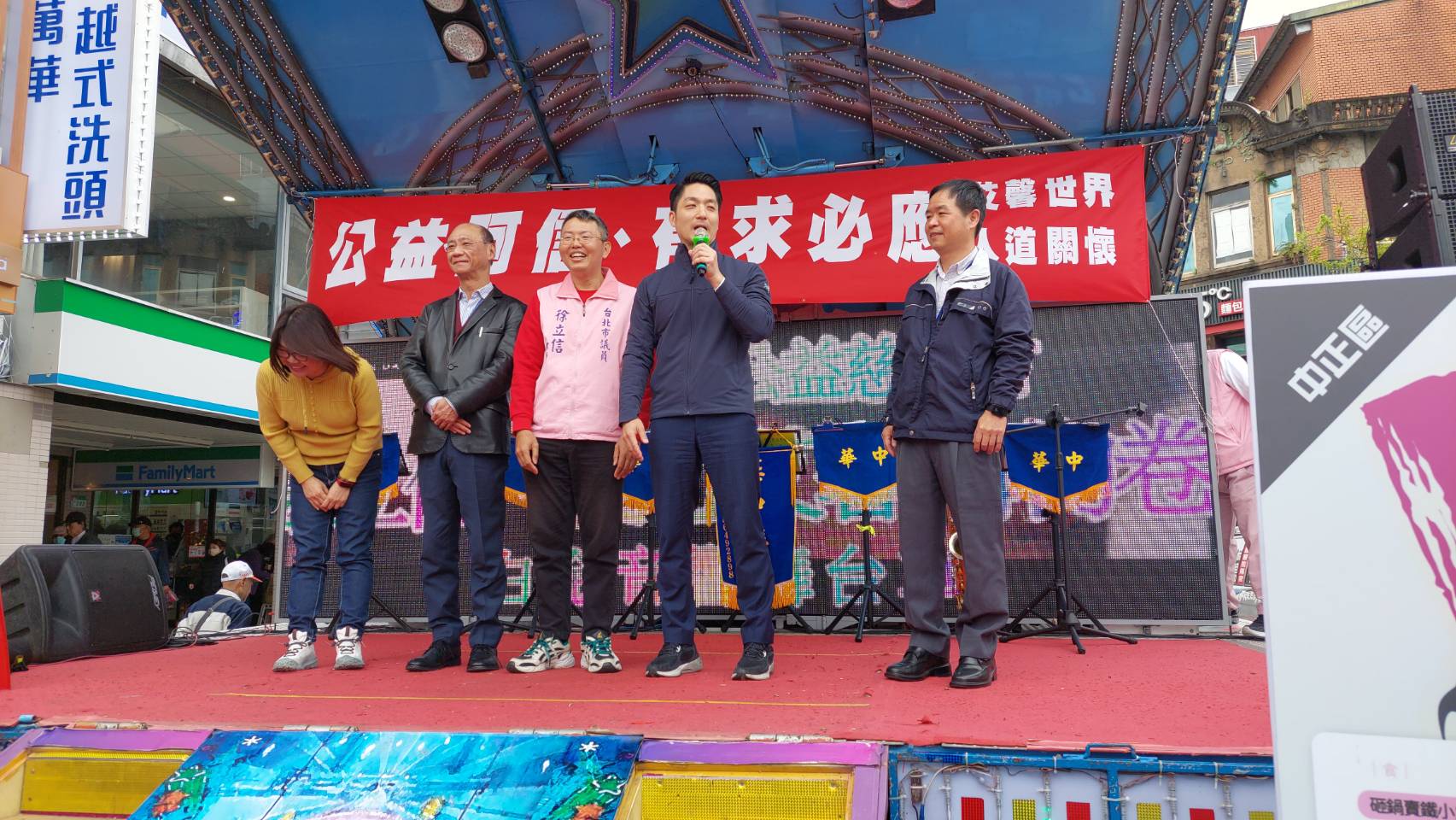 台北市長蔣萬安(右2)讚揚議員徐立信(左2),發送消費券給低收弱勢到在地商圈店家消費,不僅幫助弱勢還活絡地方經濟,非常有創意。(記者張欽攝影)