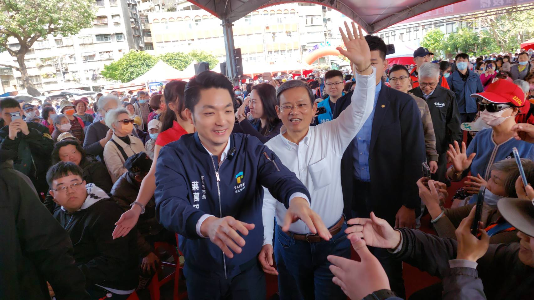 捷運環狀線北環段開工動土典禮,市議員陳政忠陪同市長蔣萬安到會場,受到多達2500位鄉親熱烈歡迎,也是捷運史上最熱鬧的紀錄。(記者張欽攝影)