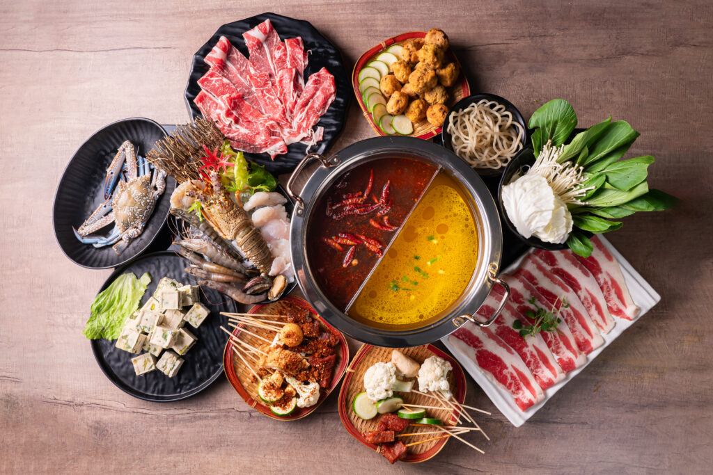 台灣首家擁有米其林二星奬章的湯底-苗妞串串香金湯麻辣鴛鴦鍋插旗台北東區熱門商圈。(圖/苗妞串串香辣鍋提供)