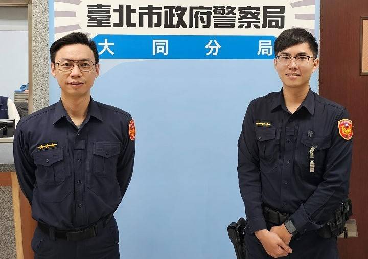 大同分局寧夏路派出所警員陳駿凱(圖左)與李奕勳(圖右)在執行巡邏勤務時,發現於人行道非法駕駛重型機車的林男。(記者黃荷琇 翻攝)