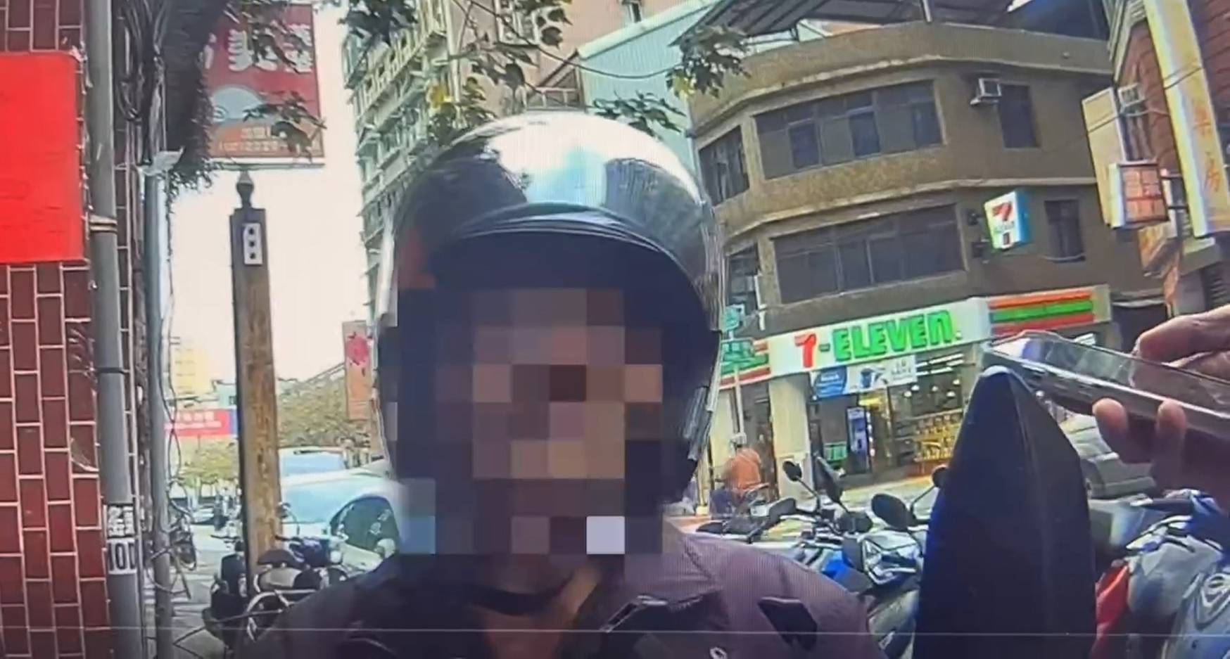 警方盤查時,林男聲稱忘記攜帶身分證件並提供虛假資料。(記者黃荷琇 翻攝)