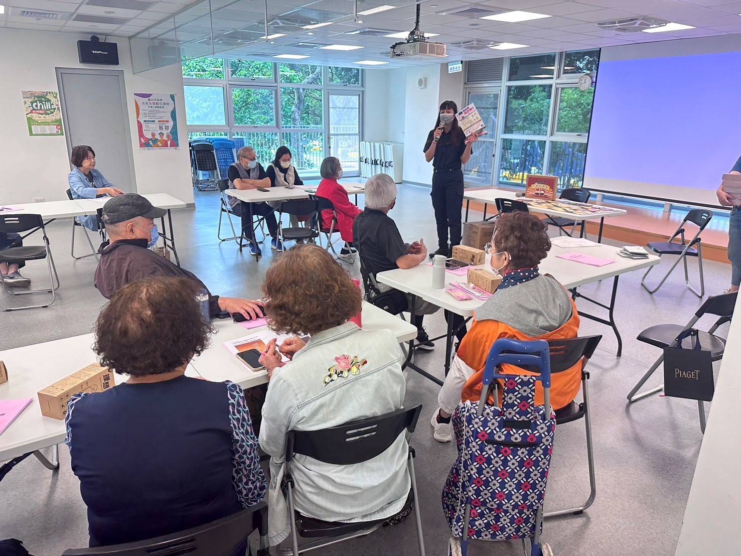 大同分局攜手臺北市政府資訊局於光能區民眾活動中心舉辦一系列「市民免費資訊課程」。(記者黃荷琇 翻攝)
