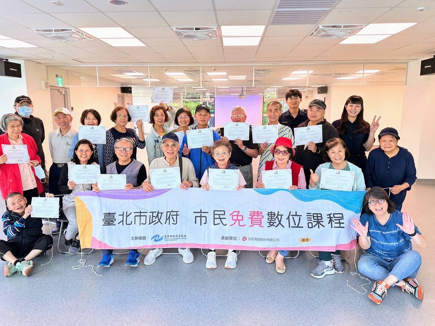 大同分局員警與民眾互動,進行防制詐騙宣導。(記者黃荷琇 翻攝)