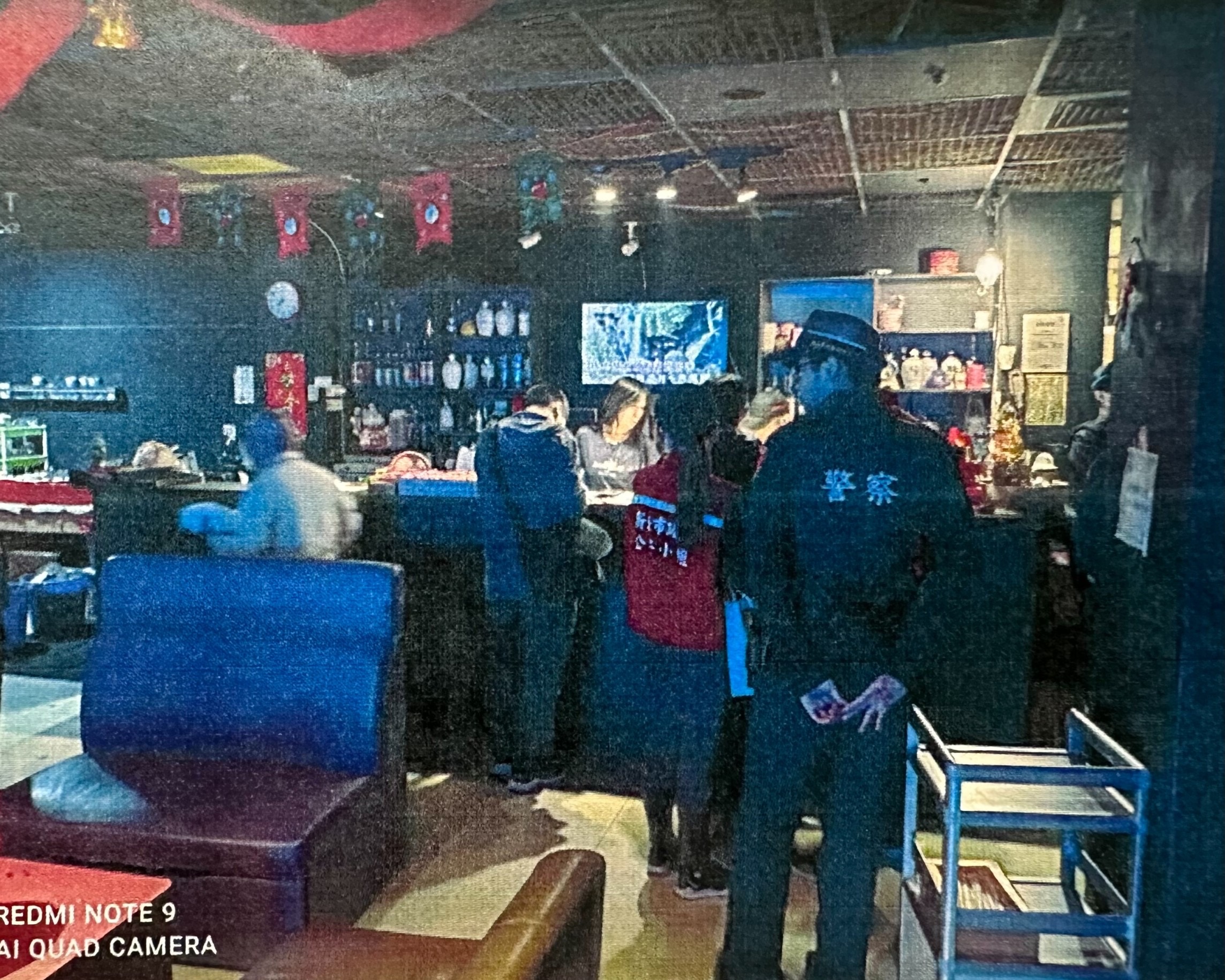 新北市警局行政科督辦三重分局運用第三方警政執行三重區正義南路55號地下室視聼歌唱業斷電工作。(記者徐煜勝翻攝)