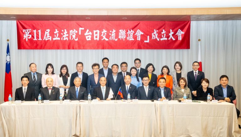 出席委員、貴賓一同合影，慶祝大會成功