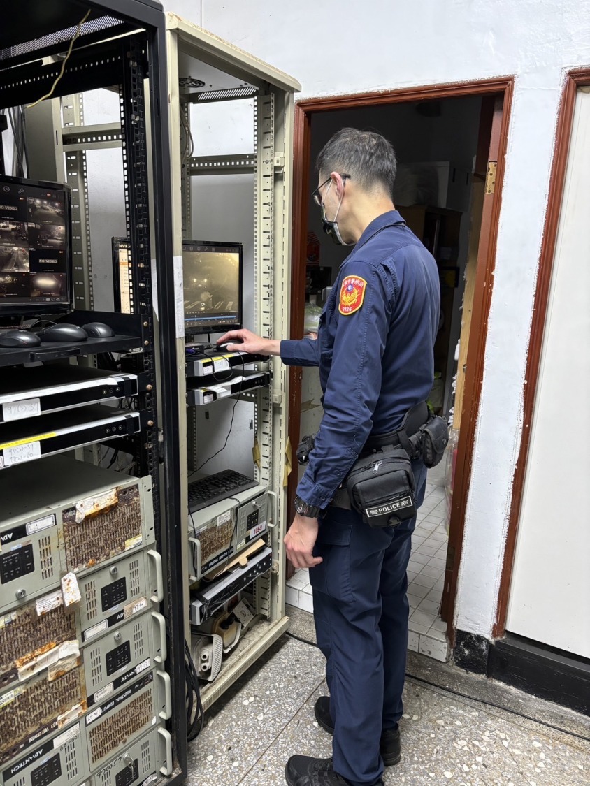 員警林星辰調閱沿線監視器。(記者薛秀蓮翻攝)